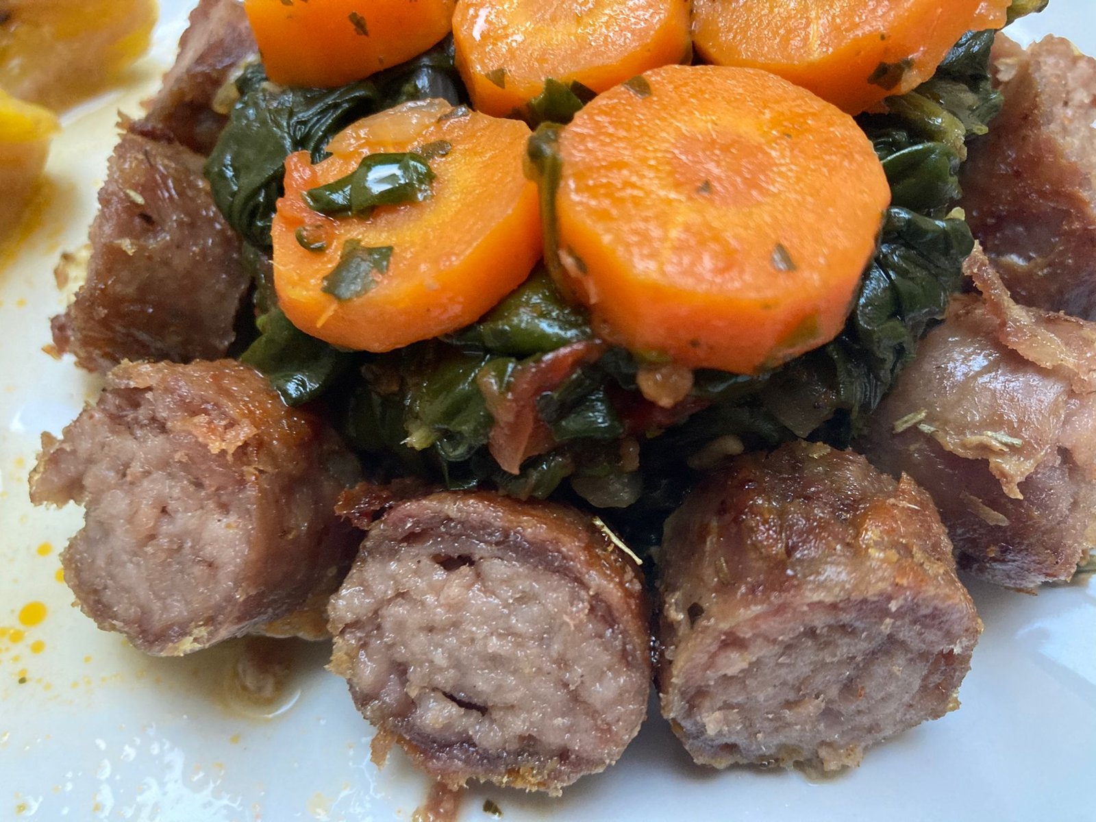 Sauté d’épinard, carotte avec médaillons de saucisses